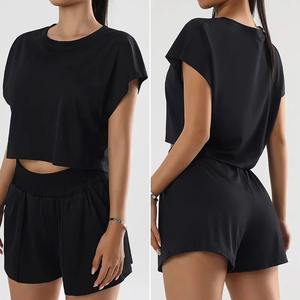 เซ็ตกางเกงขาสั้นออกกำลังกายสำหรับผู้หญิงชุดออกกำลังกายและเสื้อโยคะทรงหลวม/ชุดเสื้อผ้าสีพื้นโลโก้ออกแบบได้ตามต้องการแบบลำลอง2ชิ้น - Product Image 4