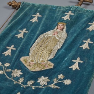 Banderola Procesional Católica Bordada a Mano Personalizada, Virgen María, Terciopelo, con Pin de Seguridad Cosido, Bandera Religiosa Estándar con Cruz - Product Image 3