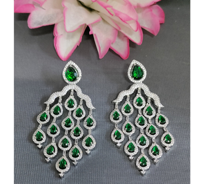 Boucles d'oreilles longues suspendues à la mode pour femmes au design classique avec artisanat complexe et appel élégant de l'Inde - Product Image 5