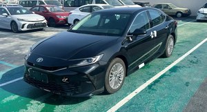 USATO 2025 Toyota Camry Hybrid Nera 2.5L (299 CV) 4 Cilindri Ibrida a Benzina Trazione Anteriore Cambio Automatico Guida a Sinistra - Product Image 2