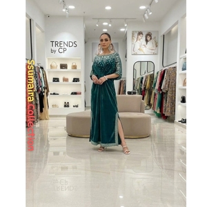 Robe de soirée modeste en micro-velours de luxe brodée à la main Abaya Kaftan pour femmes |   Vêtements de fête pakistanais en gros - Product Image 2