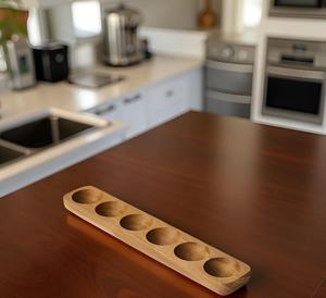 Plateau à oeufs en bois fait main Porte-oeufs en bois naturel Décor de cuisine de ferme rustique et présentoir de rangement - Product Image 2