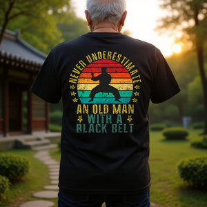 Ne sous-estimez jamais un vieil homme avec un t-shirt rétro à ceinture noire - Product Image 3