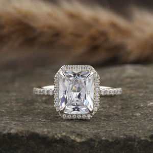 Bague de fiançailles en diamant de culture radiant taille brillant, platine 950, certificat IGI, sertissage à griffes tendance et luxueux, 2,50-3,50 carats - Product Image 1