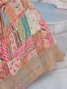 ชุดแต่งงานผ้าชินันผ้าไหมปักลายซาริทำงานผู้ผลิต lehenga choli จาก surat ในอัตราที่ต่ำที่สุด - Product Image 6