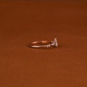 Anillo de compromiso de diamante cultivado en laboratorio, anillo de estilo moderno de diseño hecho a mano de oro rosa de 14KT para mujeres para fiestas y regalos - Product Image 4