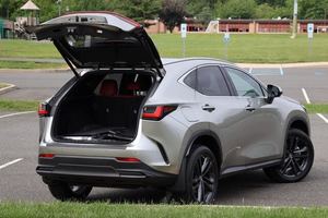 Super Clean 2025 Lexus NX Hybrid con llantas de aleación Asientos de cuero Sistema de navegación Arranque remoto Techo solar Asientos calefactables - Product Image 4