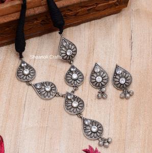 Colliers de créateurs indiens fabriqués à la main Collier de conception de motif de belle fleur oxydée en argent pour les femmes pour les festivals - Product Image 3