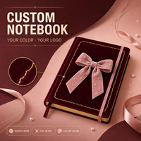 Carnet personnalisé LABON en velours bordeaux avec nœud, couverture rigide, accents nacrés, bordure festonnée dorée, bords dorés, bande élastique rose