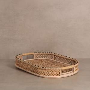 Plateau de service en rotin tissé avec une touche artistique conçu pour les dispositions de table minimalistes élégantes et le style de la maison - Product Image 1