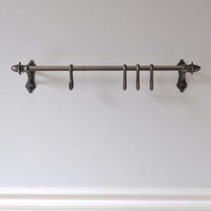 Gancho de hierro hecho a mano vintage con diseño tallado y acabado texturizado para interiores rústicos tradicionales - Product Image 6