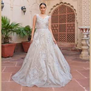 ชุดงานหมั้นสีงาช้างออกแบบโดยดีไซเนอร์สำหรับเจ้าสาวชุดเพื่อนเจ้าสาวปักด้วยมือเย็บปะติดและปักเลื่อมจำนวนมากจากอินเดีย - Product Image 2