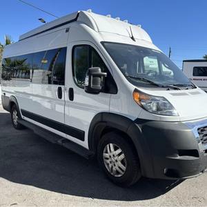 3C6MRVUG1NE129561 Autocaravana de Lujo Usada 2024, Cómoda y de Estilo Industrial, con Cocina Completa, Baño y Capacidad para 4 Personas, OEM - Product Image 1