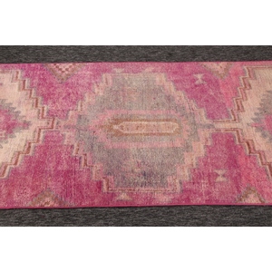 พรมตุรกีโบราณขนาดเล็ก 3x10.1 ฟุต สีชมพูเทา ลายเรขาคณิตพร้อมลายสัตว์ - Product Image 5