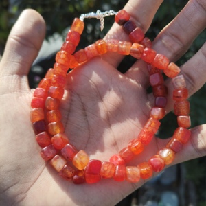 Collar de cuentas de cornalina naranja natural de 8 mm, estilo clásico, chapado en plata de latón liso, piedra preciosa para regalo de fiesta - Product Image 1