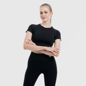เสื้อยืดโยคะไร้ตะเข็บ Pace สีดำ - เสื้อออกกำลังกายที่สวมใส่สบายและมีสไตล์ - Product Image 5