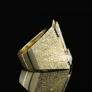 Exhibición de diamantes de moissanita redondos y de corte Baguette en opulento anillo de hip hop de oro amarillo de 10kt para una moda para hombres - Product Image 2