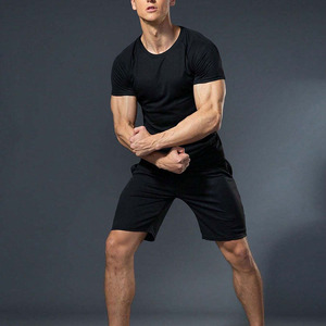 ชุดเซ็ตเสื้อยืดและกางเกงขาสั้นผู้ชาย ดีไซน์ใหม่ แฟชั่นลำลองสำหรับฤดูร้อน ทรงเข้ารูป คุณภาพสูง สำหรับผู้ใหญ่และเด็กผู้ชาย - Product Image 1