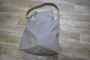 Sac fourre-tout pour femme en cuir véritable avec fermeture magnétique, caractéristiques en plastique, catégorie de produit - Product Image 4