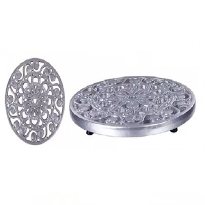 Salvamanteles redondo de metal fundido a mano, salvamanteles de estilo clásico y diseño de metal con acabado de color gris, bandeja resistente al calor de mesa - Product Image 1