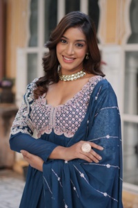 เสื้อคลุม Anarkali สำหรับการเฉลิมฉลองทางวัฒนธรรมและศาสนาที่มีคุณภาพสูง