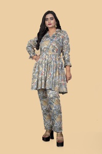 Elegante conjunto de estampado de lámina de tela de rayón para madre y bebé para sesiones de fotos familiares y trajes de fiesta estilo étnico - Product Image 4