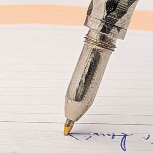 Pluma de Acero de Damasco Hecha a Mano con Diseño Clásico para Escritura Profesional y Coleccionistas - Product Image 4