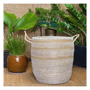 Beau panier en rotin fabriqué à la main pratique pour tout espace Panier en rotin durable naturel article de décoration intérieure - Product Image 1