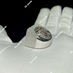 Bague Champion Hip Hop Personnalisée pour Homme en Argent Fin 925 avec Moissanite VVS Sertie à Griffes, Design Unique Effet Glacé, Cadeau de Fête - Product Image 2