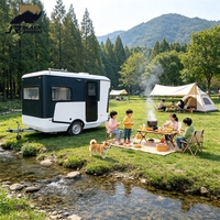 Caravane ultra-légère remorquable pour le voyage, avec salle de bain, cuisine et espace de couchage, idéale pour les aventures de camping en plein air