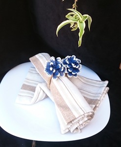 Charmant anneau de serviette en jute à fleurs bleues pour une mise en scène de table élégante, décoration de la salle à manger et des événements festifs en provenance d'Inde - Product Image 3