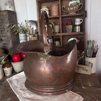 Seau en cuivre pour le stockage du charbon avec éclat poli et corps en métal durable adapté aux intérieurs vintage et aux installations classiques