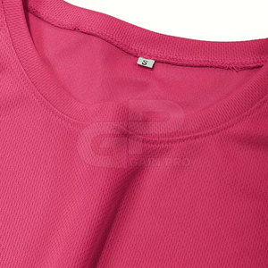 Camiseta Mama Life para el Día de la Madre con diseño gráfico minimalista, algodón suave y estilo inspirado en las tendencias - Product Image 4