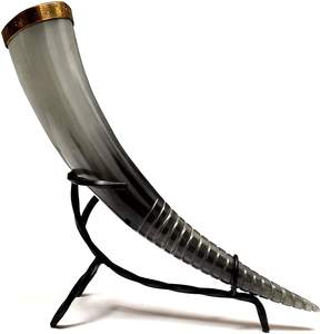 Corne à boire en véritable corne de buffle fabriquée à la main par des artisans indiens avec un support en fer, au design moderne et durable, en corne naturelle. - Product Image 3