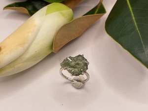 Bague pour homme en moldavite fabriquée à la main en argent texturé 925 avec incrustations plaquées or-Style brutaliste - Product Image 2
