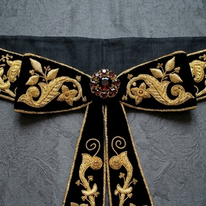 Estola de terciopelo de lujo con bordado dorado y distintivo de pedrería para decoración de prendas - Product Image 5