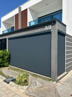Persiana vertical con cremallera, de alta estética y estructura reforzada para una fiabilidad a largo plazo