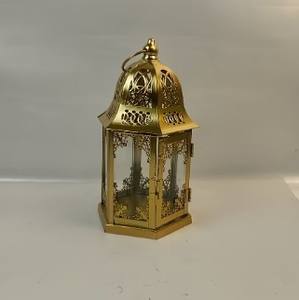 Lanterne marocaine en métal doré de qualité supérieure avec des panneaux en verre à découpes complexes, lumière de bougie chaleureuse pour une décoration intérieure élégante et des cadeaux - Product Image 2