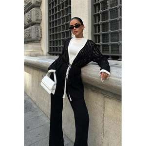 Conjunto de pantalones de punto con adornos calados Selvia 9957 - Product Image 6