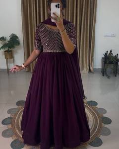 Belle robe Anarkali en soie avec robe longue pakistanaise Salwar Kameez Dupatta pour les fonctions de mariage. - Product Image 1