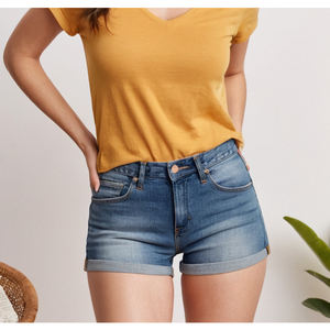 Short en jean bleu classique pour fille adulte avec texture douce, coutures de qualité supérieure et appel à la mode pour une garde-robe d'été à la mode - Product Image 5