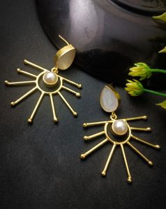 Pendientes tradicionales de latón hechos a mano para mujeres y niñas, joyería contemporánea chapada en oro para bodas, a un precio razonable - Product Image 4