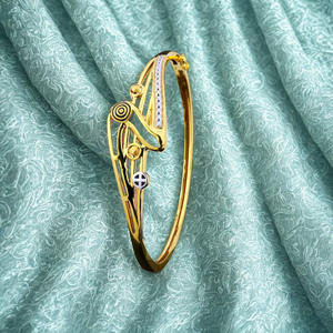 Brazalete moderno y artístico de oro para mujer con un diseño único de calado y detalles de dos tonos, elegante brazalete de diseñador de Kinnova Jewels. - Product Image 4