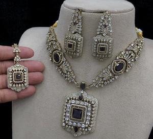 Impresionante Juego de Collar con Piedras de Circonita Cúbica con Acabado Dorado de la Mejor Calidad, con Pendientes y Tikka, para Fiestas, Bodas, Colección Moderna para Mujer - Product Image 4