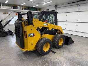 Chargeuse compacte sur pneus d'occasion CAT Caterpillar 242D3 pour la construction, l'agriculture et la manutention de matériaux - Product Image 1