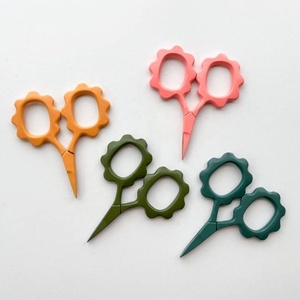 Tijeras de entresacar de acero inoxidable 6CR13 para diestros, con bordado de girasol, 30 dientes, para organza, con embalaje en bolsa, cortahilos - Product Image 3