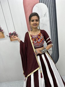 Lehenga choli สีขาวและสีน้ำตาลแดงแบบดั้งเดิมใน gamthi ทำงานร่วมกับผ้าฝ้ายบริสุทธิ์สำหรับผู้หญิงสวมใส่ในเทศกาล navratri - Product Image 5