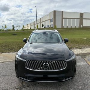 Volvo XC90 B6 Plus 2025 d'occasion en excellent état, thème lumineux, 7 places, prêt pour livraison mondiale - Product Image 2