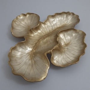 Serveur de fruits secs de luxe élégant en aluminium et verre Bols à trois feuilles Finition or antique Conçu Intérieurs décoratifs pour la salle à manger - Product Image 6