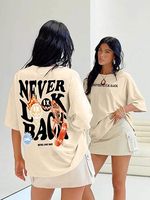 T-shirt Oversize Imprimé « Ne Regardez Jamais Arrière » de Haute Qualité pour Homme – Style Urbain en Coton Jersey à Manches Courtes et Col Rond avec Motif au Dos